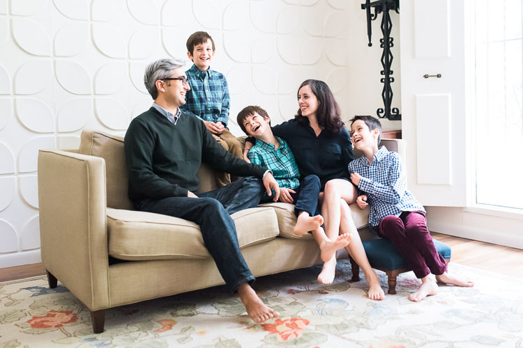 Familia disfrutando en su sal�n